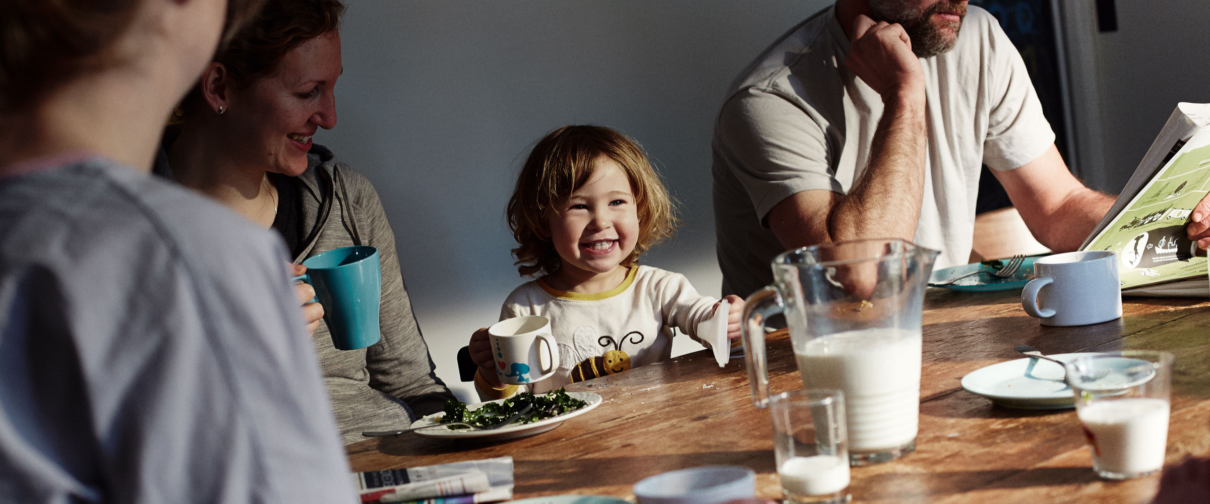 Familie ontbijt aan tafel