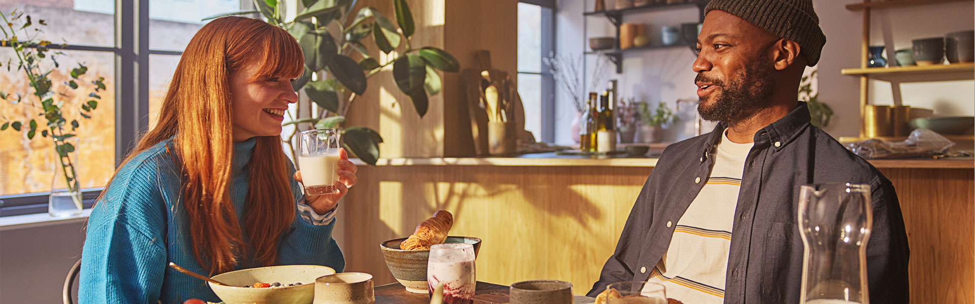 Man en vrouw ontbijten
