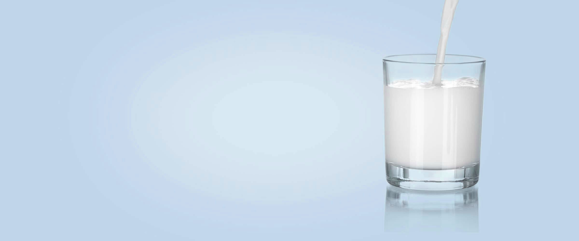 Glas melk op blauwe achtergrond