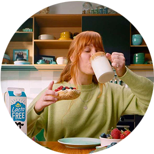 Vrouw met glas LactoFREE