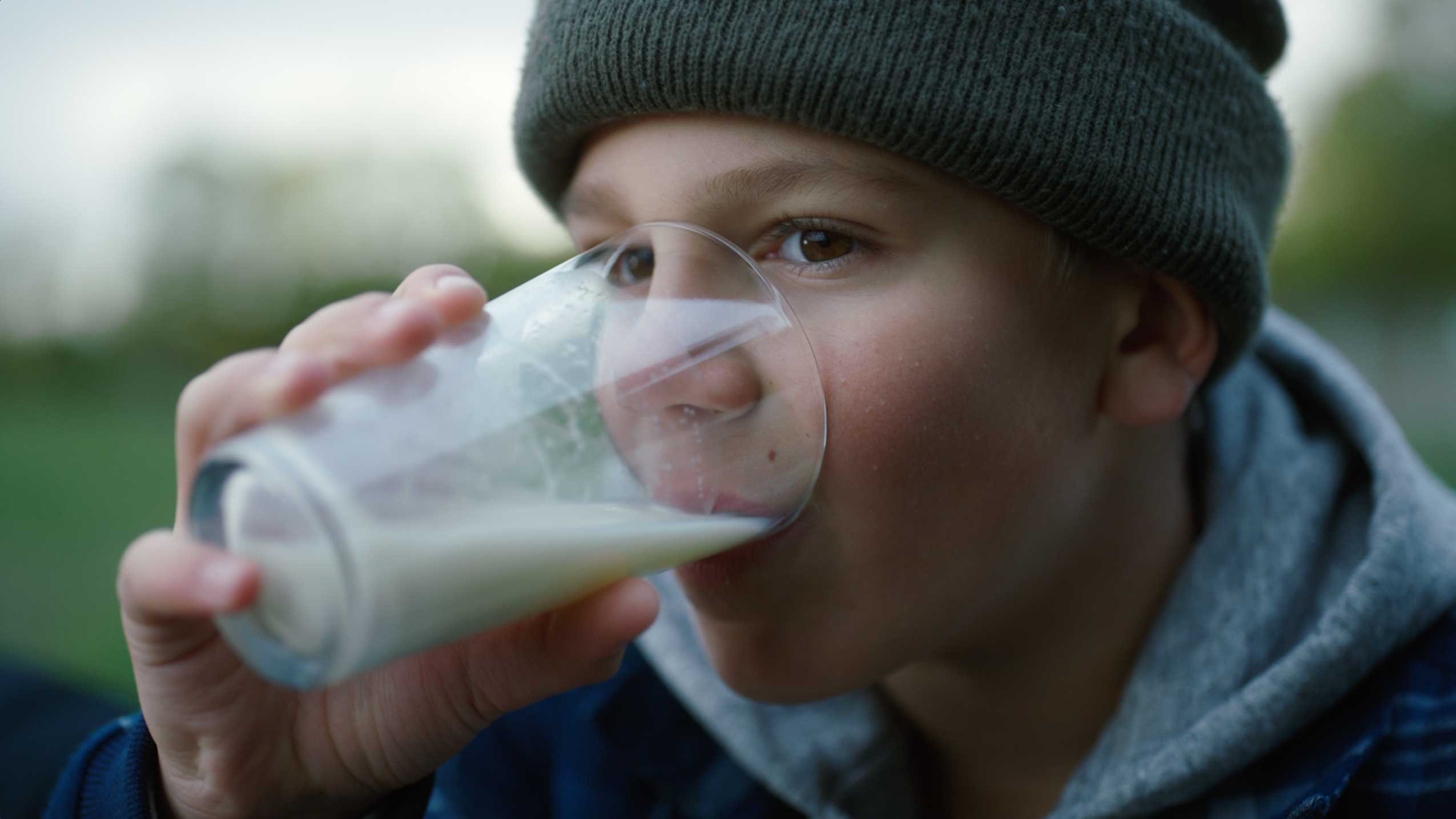 Jongen drinkt glas melk