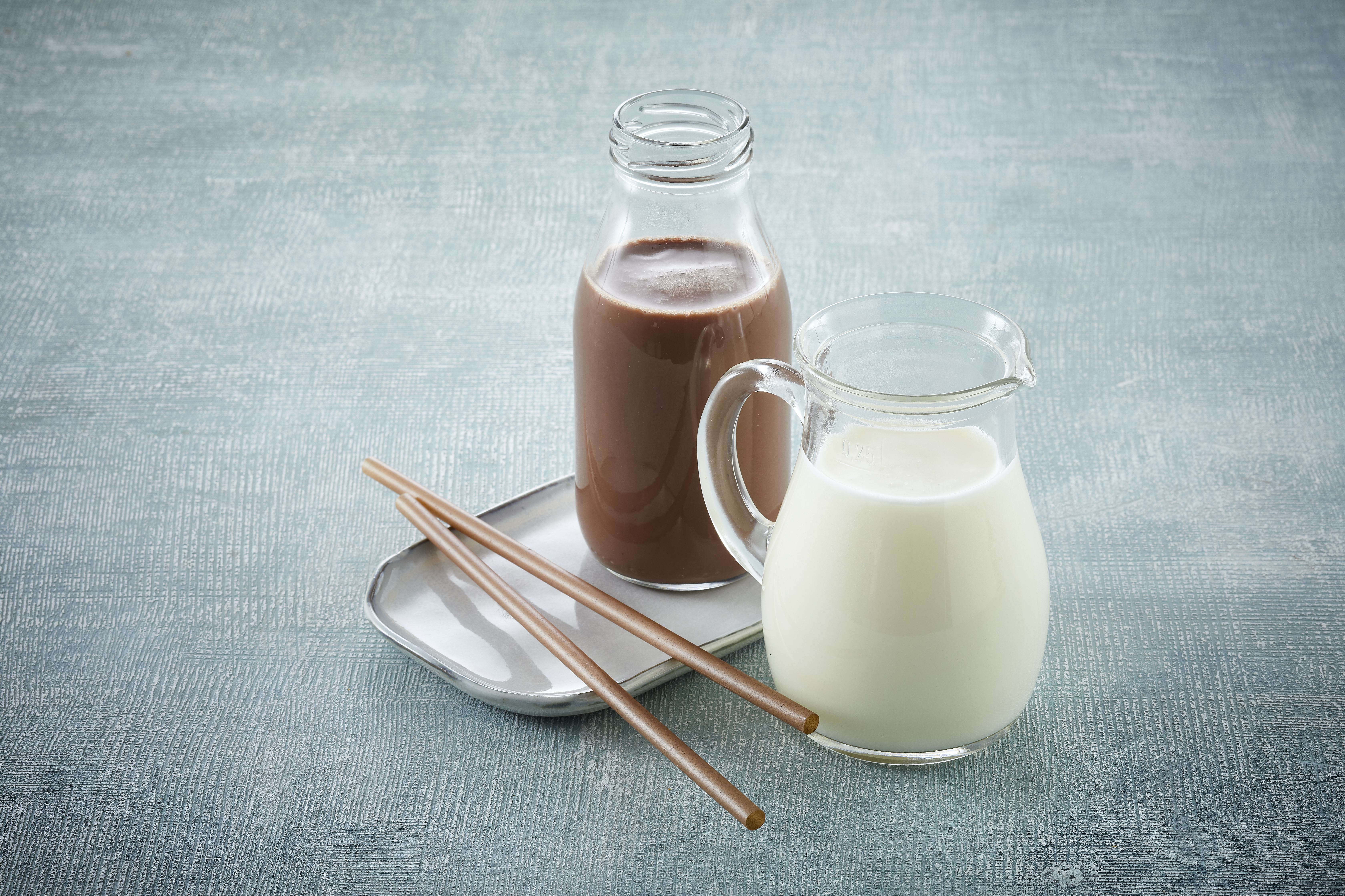 twee glazen met melk en chocolademelk